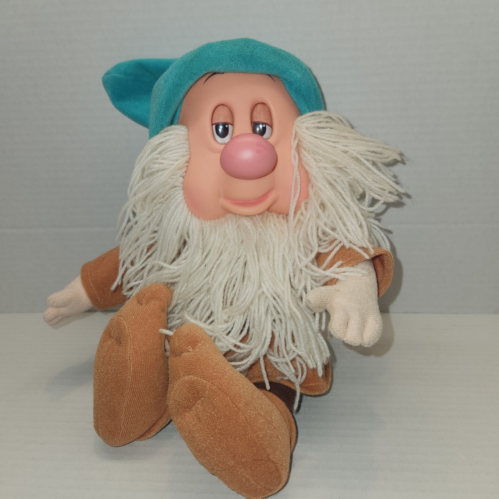Vintage 1993 Mattel Disney Sleepy Dwarf plush Doll Snow White and Dwarfs C2